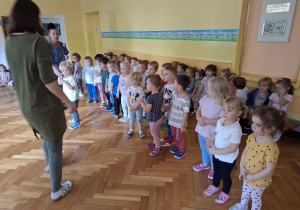 Dzieci z pierwszej grupy oczekują na pasowanie na przedszkolaka