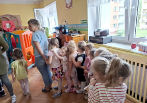 Dzieci z grupy drugiej ustawiają się "w pociąg" za swoją panią