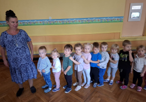 Dzieci z grupy pierwszej ustawiają się "w pociąg" za swoją panią