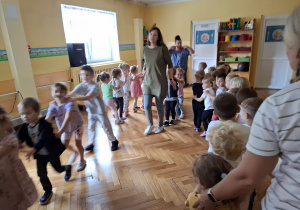 Dzieci ze wszystkich grup wędrują po sali ustawione "w pociąg" za swoimi paniami