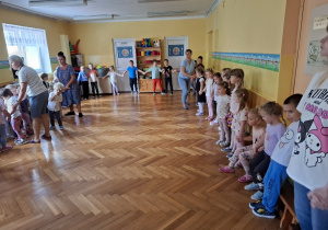 Wszystkie dzieci z przedszkola formują jedno duże koło