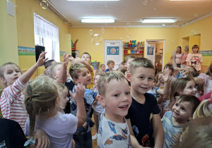 Dzieci łapią bańki mydlane