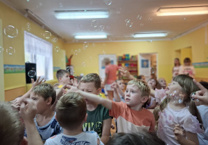 Dzieci łapią bańki mydlane