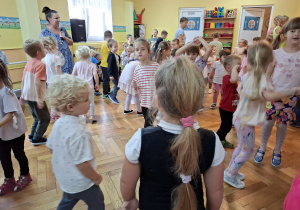Dzieci tańczą w dowolny sposób
