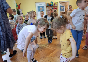 Dzieci tańczą w dowolny sposób