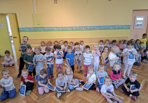 Wszystkie dzieci z przedszkola pozują do wspólnego zdjęcia