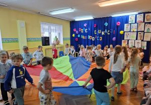 Dzieci z grupy trzeciej prezentują zabawę z chustą animacyjną