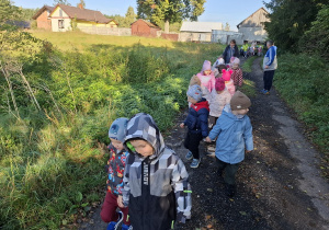 Dzieci idą para za parą