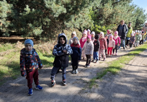 Dzieci idą para za parą