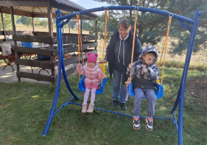 Pani huśta dzieci na huśtawce
