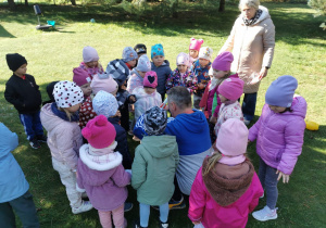 Dzieci słuchają opowiadania animatora