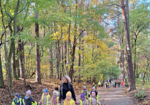 Dzieci spacerują alejkami w Arturówku