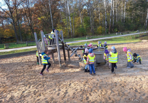 Grupa dzieci bawi się na