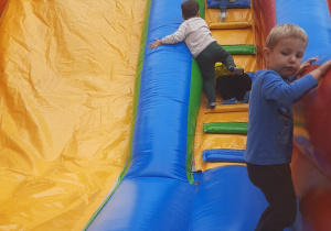 Dzieci bawią się na dmuchańcu