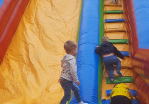 Dzieci bawią się na dmuchańcu