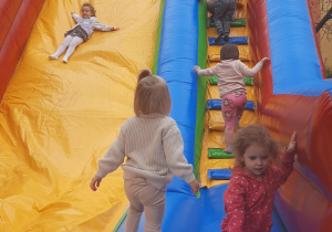 Dzieci bawią się na dmuchańcu