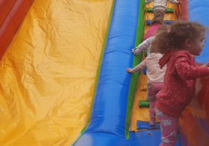 Dzieci bawią się na dmuchańcu