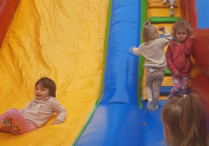 Dzieci bawią się na dmuchańcu