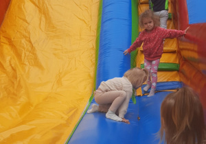 Dzieci bawią się na dmuchańcu