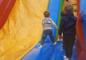 Dzieci bawią się na dmuchańcu