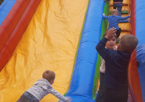 Dzieci bawią się na dmuchańcu