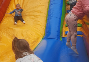 Dzieci bawią się na dmuchańcu