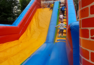 Dzieci bawią się na dmuchańcu