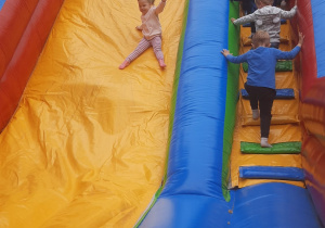 Dzieci bawią się na dmuchańcu