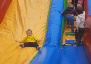 Dzieci bawią się na dmuchańcu