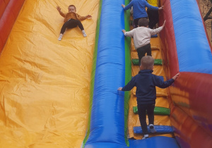 Dzieci bawią się na dmuchańcu