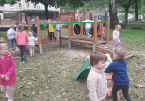 Dzieci bawią się w ogrodzie przedszkolnym