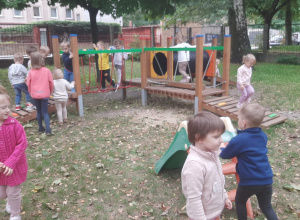 Pierwsze zabawy dzieci w ogrodzie przedszkolnym