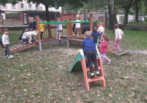 Dzieci bawią się w ogrodzie przedszkolnym