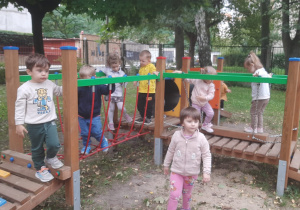 Dzieci bawią się w ogrodzie przedszkolnym