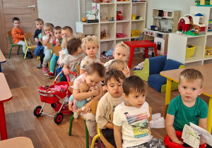 Dzieci jadą pociągiem z ustawionych przez siebie krzeseł