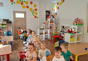 Dzieci jadą pociągiem z ustawionych przez siebie krzeseł