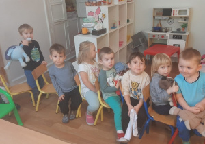 Dzieci jadą pociągiem z ustawionych przez siebie krzeseł