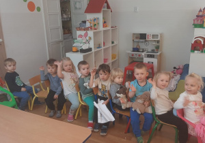 Dzieci jadą pociągiem z ustawionych przez siebie krzeseł