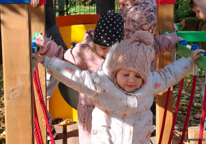 Dzieci bawią się w przedszklonym ogrodzie