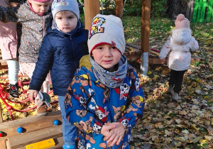 Dzieci bawią się w przedszklonym ogrodzie