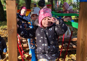 Dzieci bawią się w przedszklonym ogrodzie