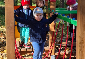 Dzieci bawią się w przedszklonym ogrodzie