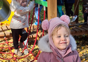 Dzieci bawią się w przedszklonym ogrodzie