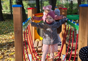 Dzieci bawią się w przedszklonym ogrodzie