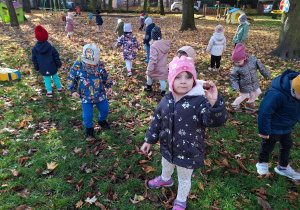 Dzieci zbierają kasztany