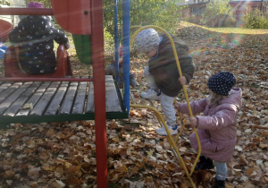 Dzieci bawią się w przedszklonym ogrodzie