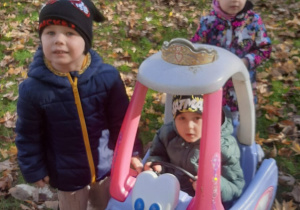 Dzieci bawią się w przedszklonym ogrodzie