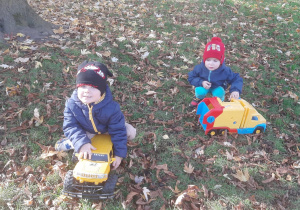 Dzieci bawią się w przedszklonym ogrodzie