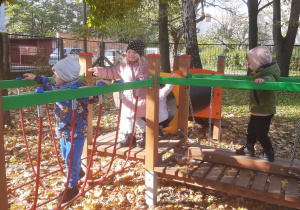 Dzieci bawią się w przedszklonym ogrodzie