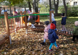 Dzieci bawią się w przedszklonym ogrodzie